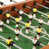 Kickertisch Profi Soccer Deluxe, Holzdekor m. chromfarbigen Zierblenden, Gewicht: ca. 85 kg, 16 mm Massivstangen (verchromt), Kugellager, Holzbeine mit verstellbaren Tellerfüßen, Außenmaß: ca. 140 x 74 cm, Höhe: ca. 86 cm